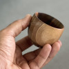 کاپ قهوه چوبی ساده از جنس چوب گردو در دست 
